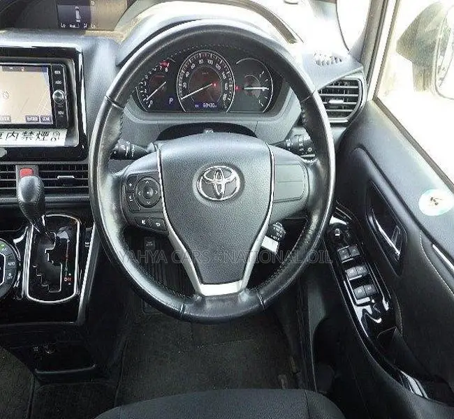 Toyota Esquire 2.0 FWD (8 seater) 2018 Silver