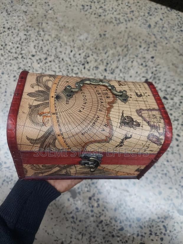 Antique Wooden Jewelry Storage Box – Timeless Design