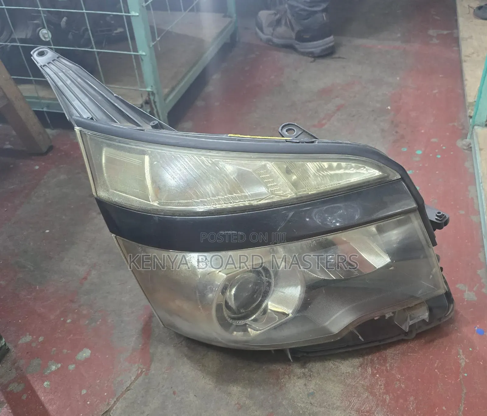 Toyota Voxy 2012
Headlight