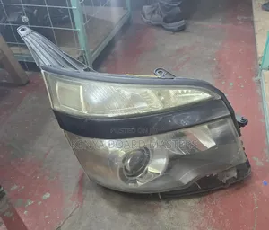 Toyota Voxy 2012
Headlight