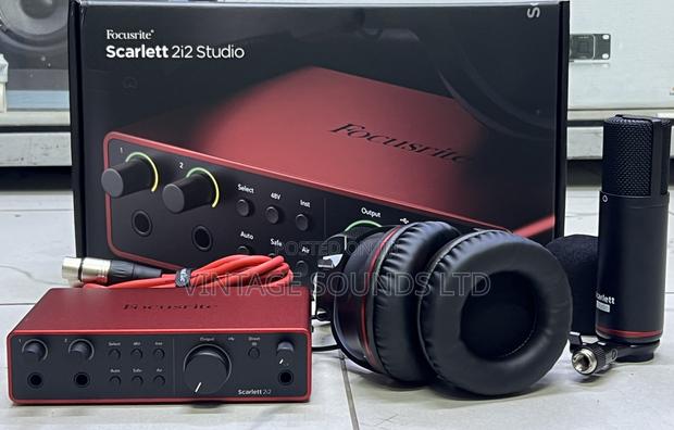 Focusrite Scarlett 2i2 4th Gen Audio Interface Set for Studio Podcast - main view