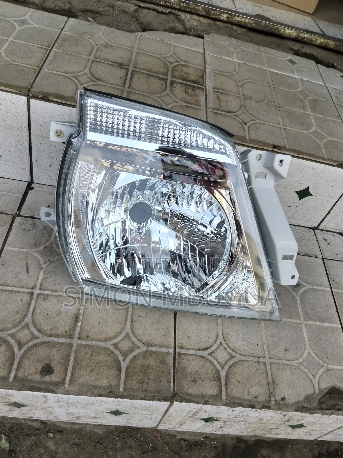 Nissan Caravan E25 Headlight