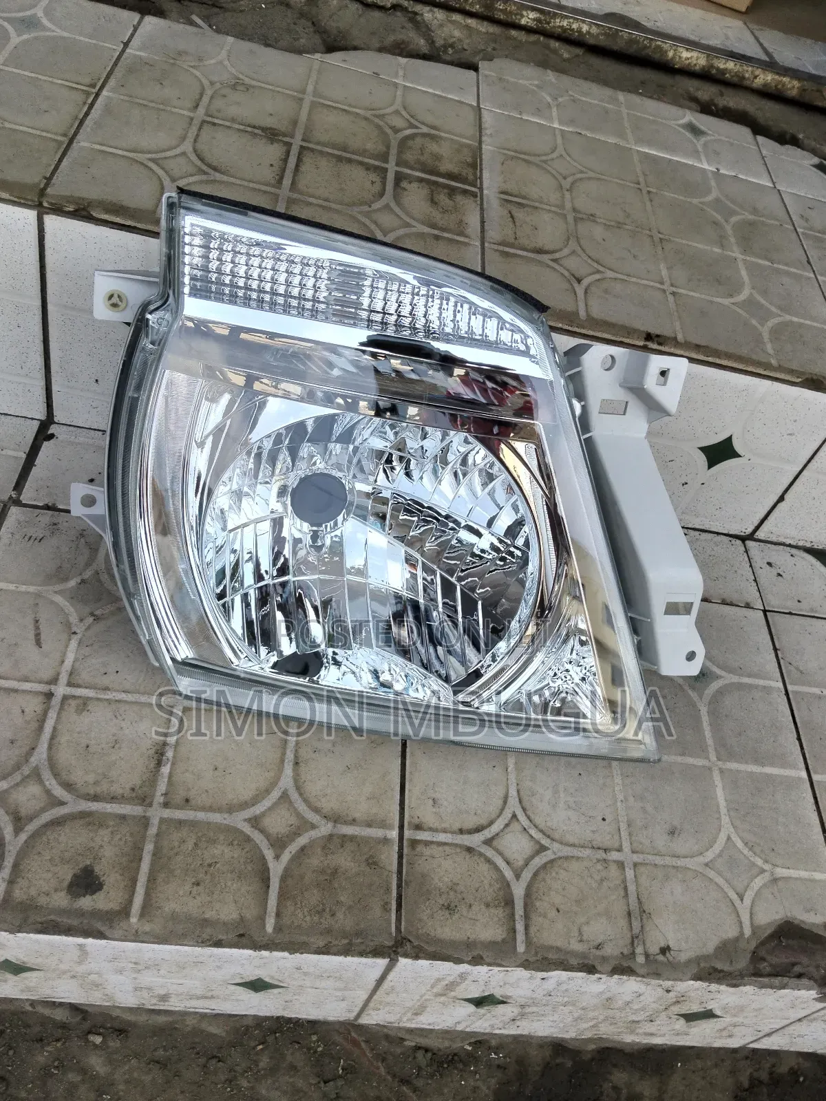 Nissan Caravan E25 Headlight