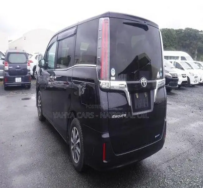 Toyota Esquire 2.0 FWD (8 seater) 2018 Black