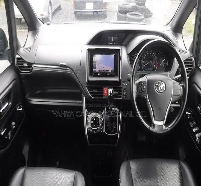 Toyota Esquire 2.0 FWD (8 seater) 2018 Black