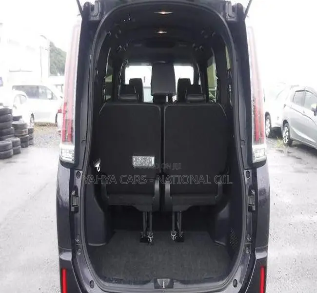 Toyota Esquire 2.0 FWD (8 seater) 2018 Black