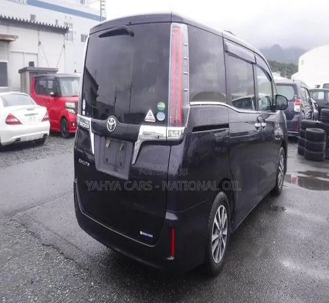Toyota Esquire 2.0 FWD (8 seater) 2018 Black