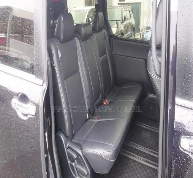 Toyota Esquire 2.0 FWD (8 seater) 2018 Black