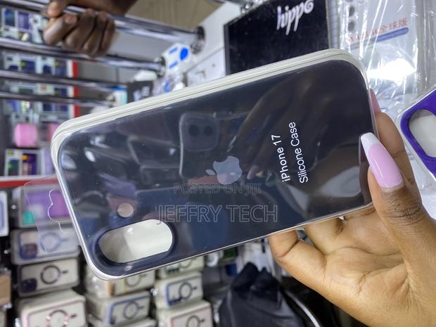 Minkwert iPhone 17 Solid Color Liquid Silicone Phone Case - thumbnail 3