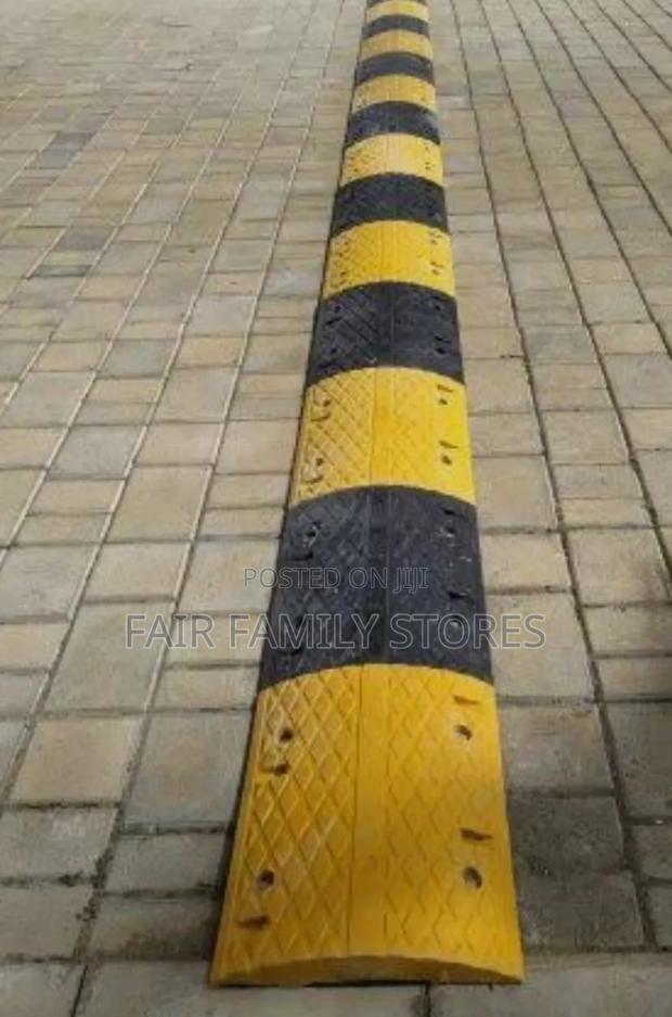 Speed Bump With Reflectors - thumbnail 2