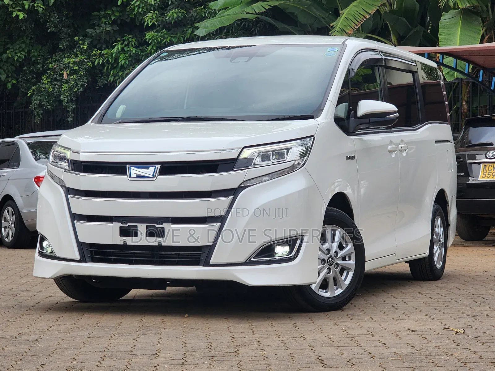 Toyota Noah 2.0 AWD (7 Seater) 2018 White