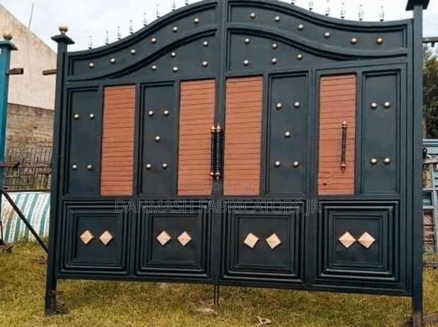 Modern Strong Steel Gate – Black Brown