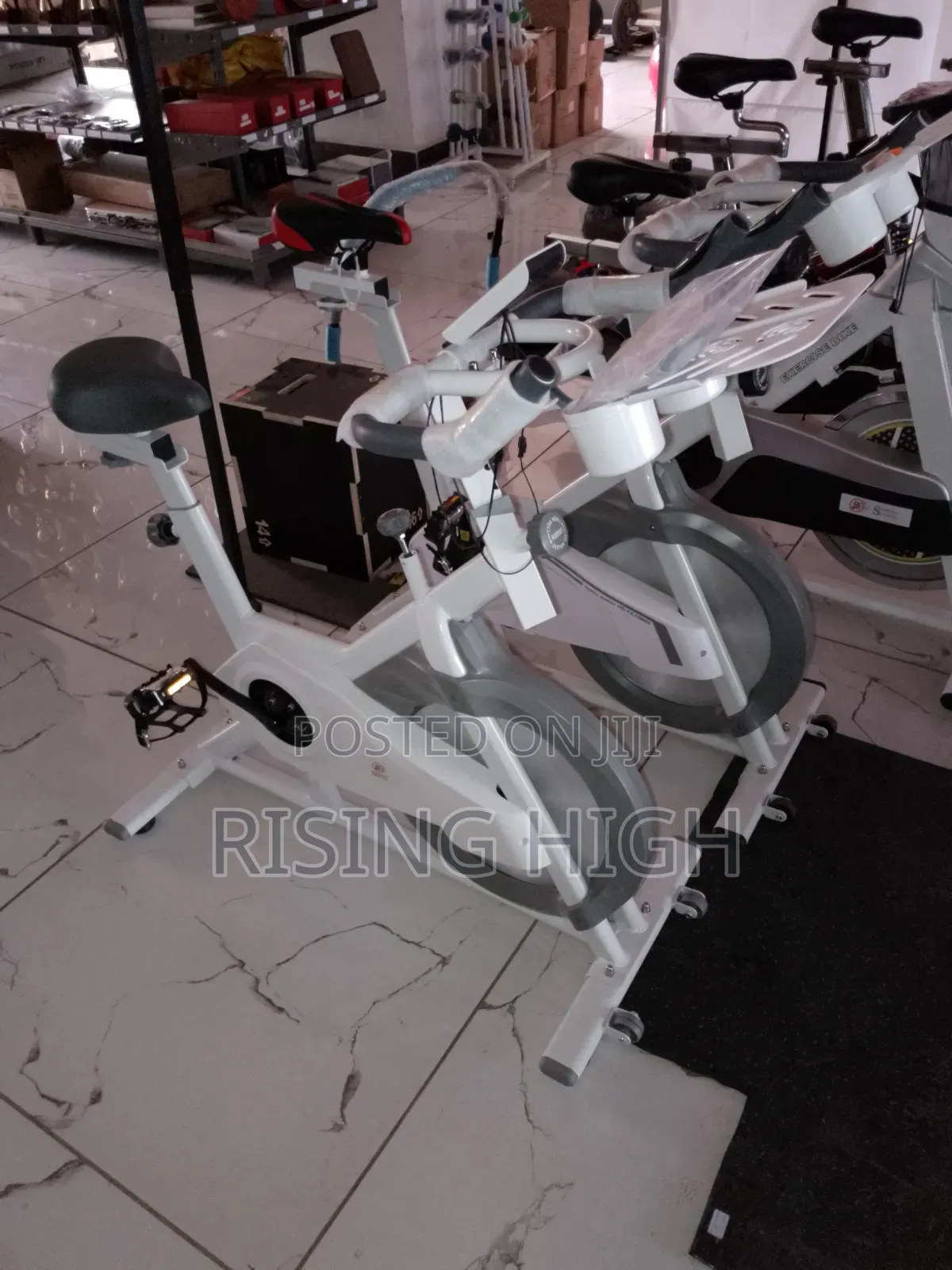 Modern Spinning Bike – Stylish Strong Build