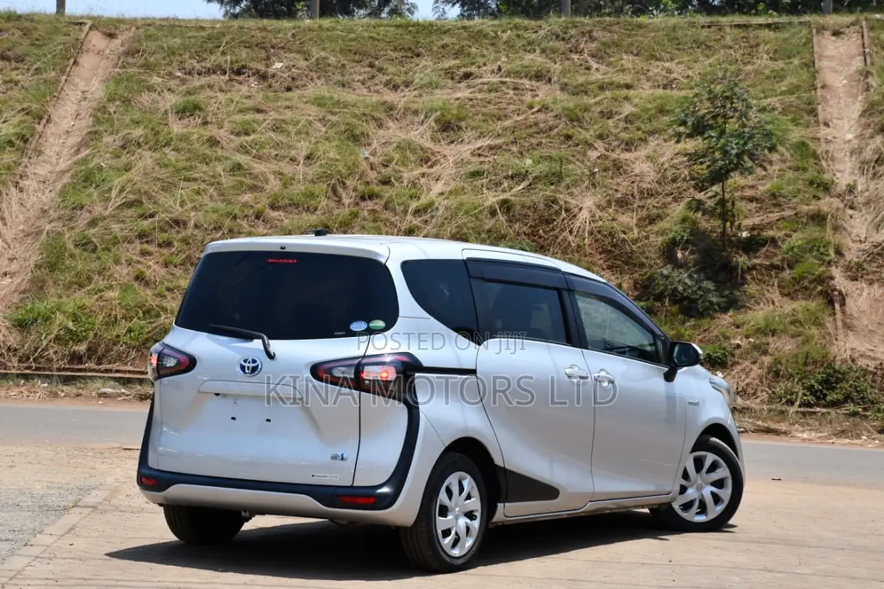 Toyota Sienta 2018 Silver