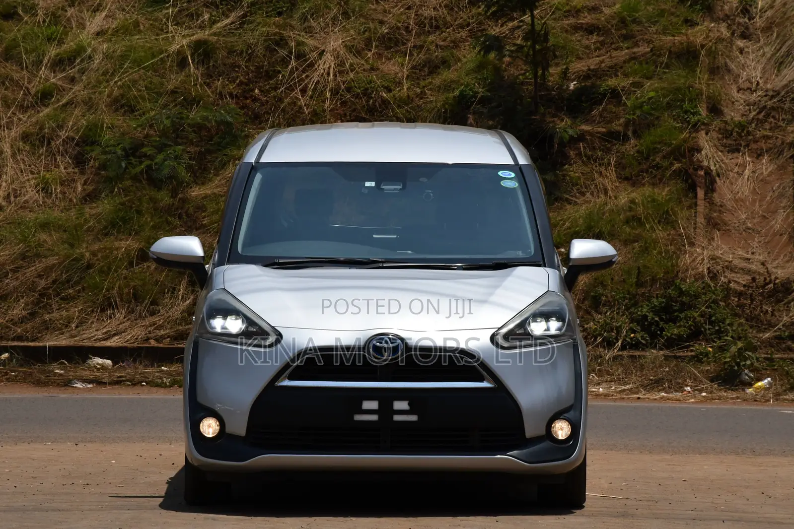 Toyota Sienta 2018 Silver