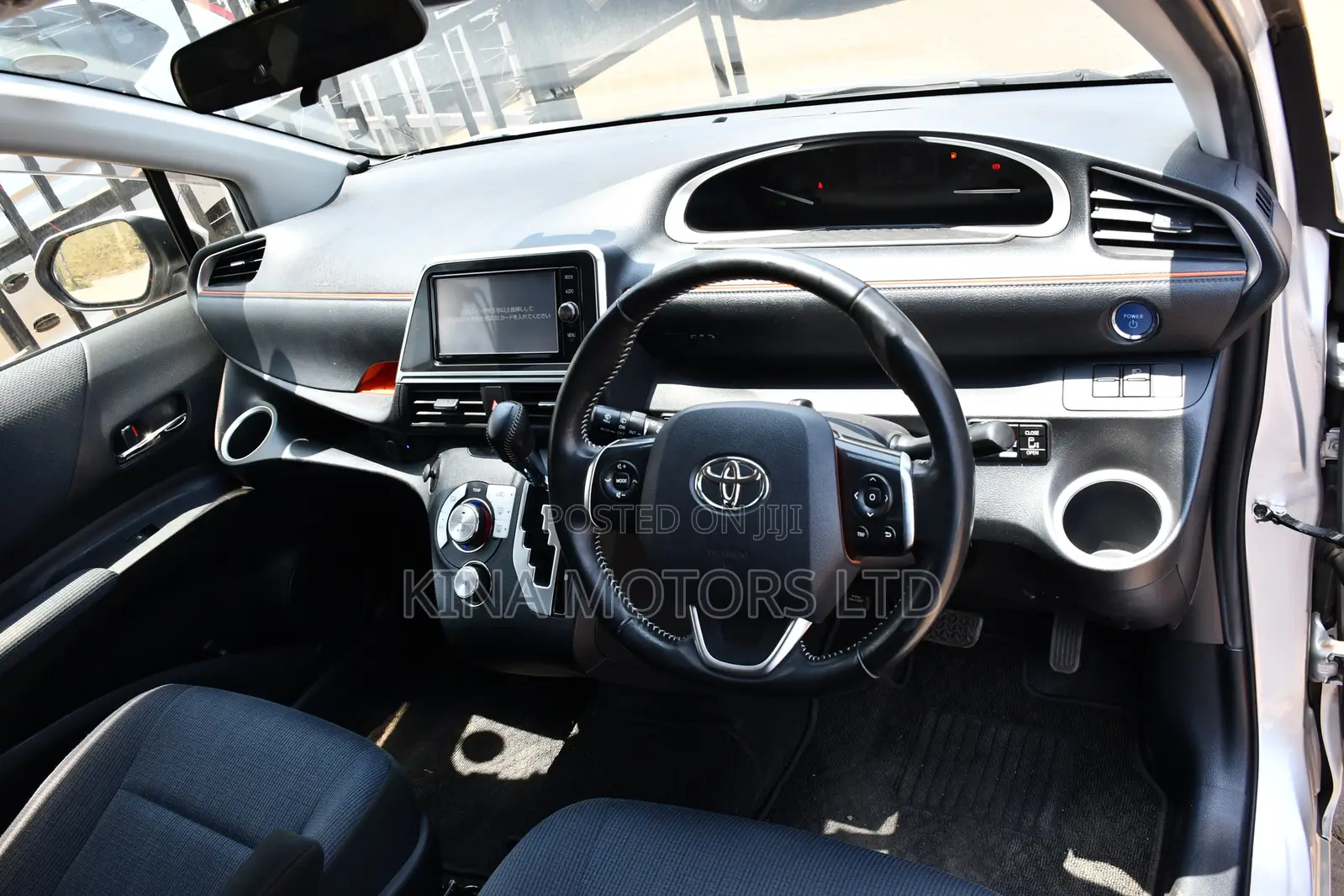 Toyota Sienta 2018 Silver