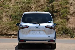 Toyota Sienta 2018 Silver