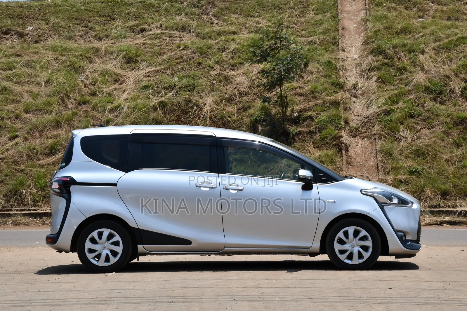Toyota Sienta 2018 Silver