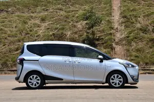 Toyota Sienta 2018 Silver