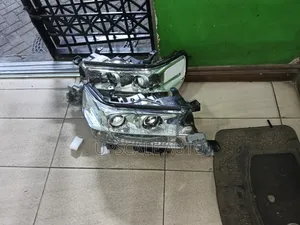 V8 200 Series Headlights Inbuilt Xenon