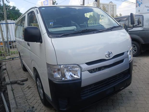 Toyota HiAce 2018 White - thumbnail 2