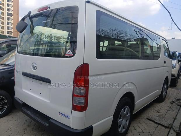 Toyota HiAce 2018 White - thumbnail 3