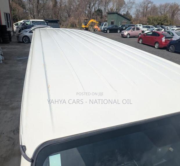 Toyota HiAce 2018 White - thumbnail 5