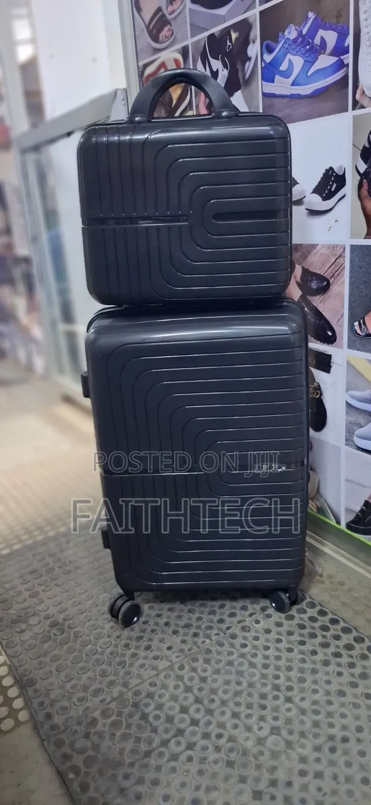 *Medium Size Unbreakable Rubber Suitcase Plus Make Up Bag