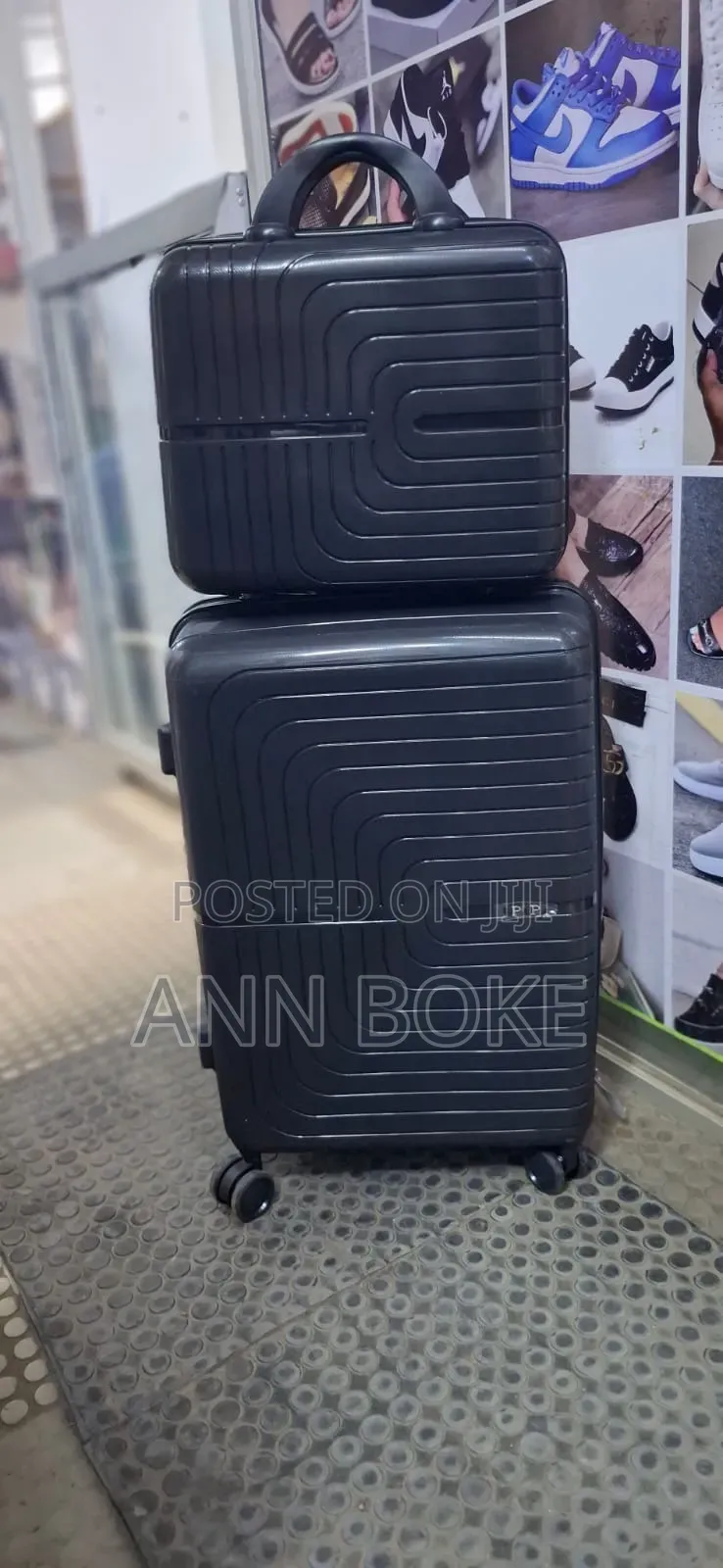 *Medium Size Unbreakable Rubber Suitcase Plus Make Up Bag*