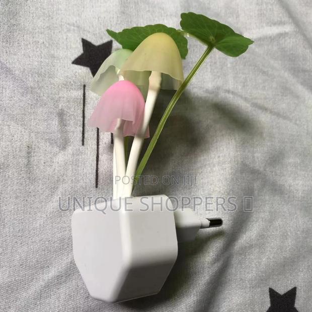 Automatic Glow in the Dark Flower Led Plug - thumbnail 3