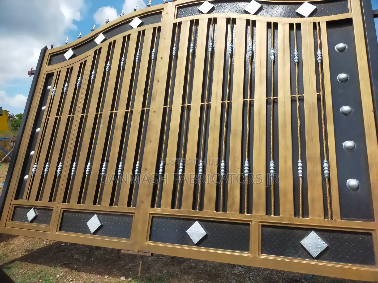Luxury Decorative Metal Gate – Golden Black