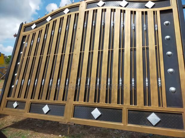 Luxury Decorative Metal Gate – Golden Black - main view