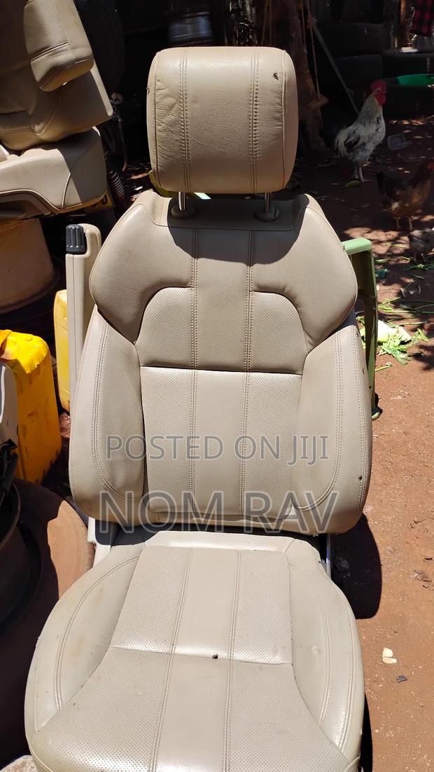 Land Rover Defender Seats - thumbnail 2