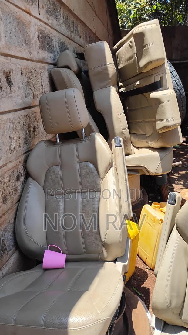 Land Rover Defender Seats - thumbnail 3