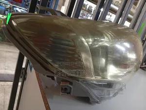 Toyota Axio/Fielder 141 Headlight Right Xenon Broken Small at the Tip
