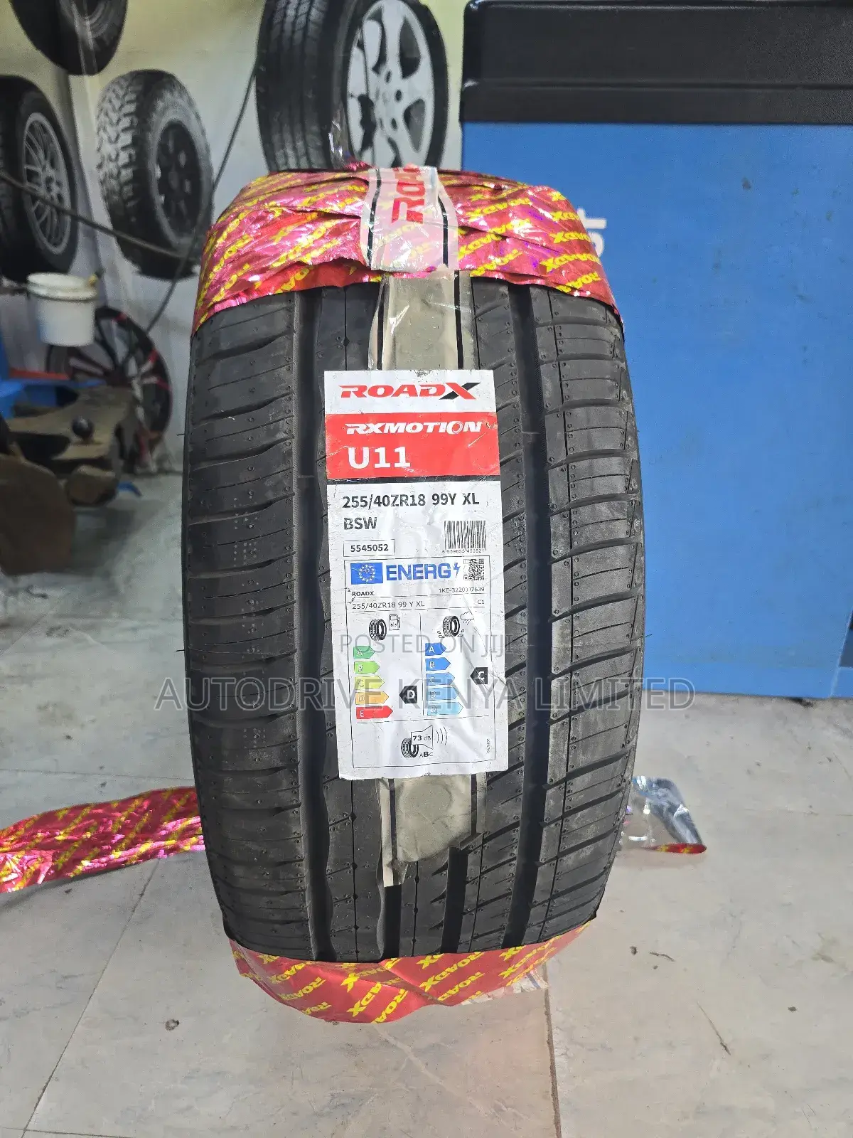 255/40r18 Roadx Tire