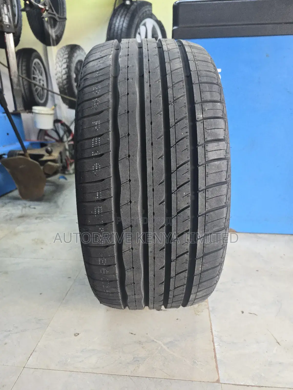 255/40r18 Roadx Tire