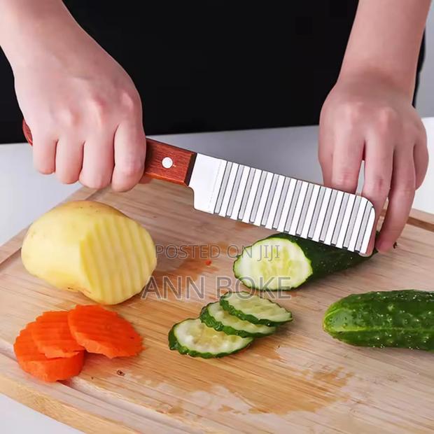 *Crinkle Knife With Wooden Handle