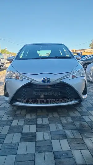 Toyota Vitz 2018 Silver