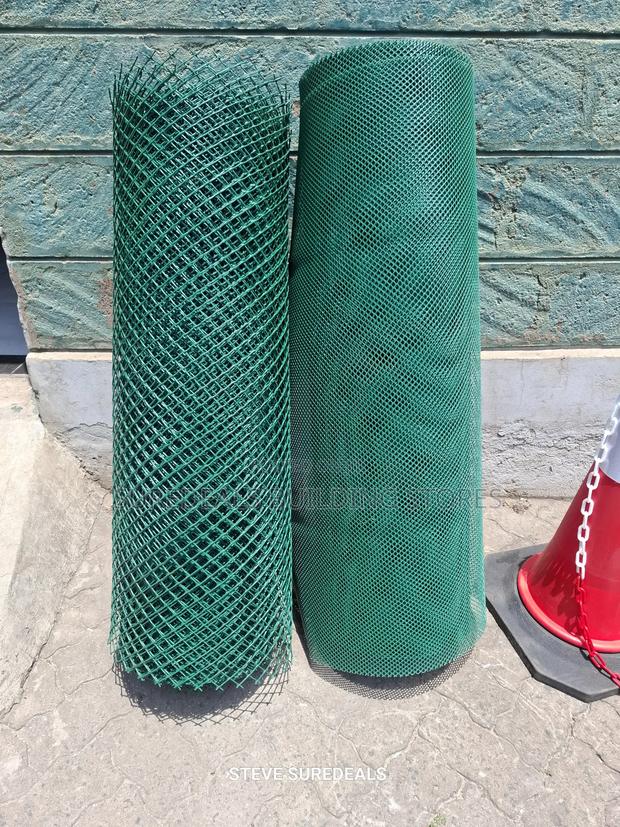 Green Plastic Mesh/Fencing. - thumbnail 3