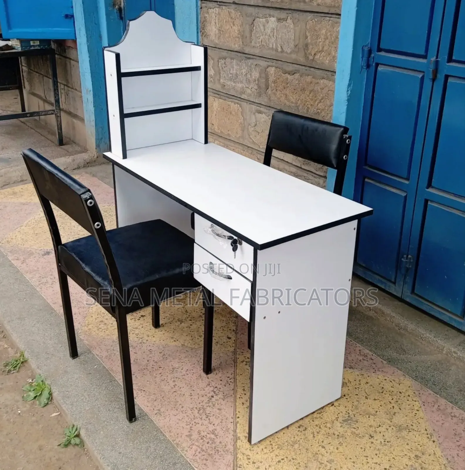 White and Black Manicure Set.