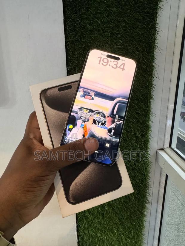 New Apple iPhone 15 Pro Max 256 GB Silver - thumbnail 3