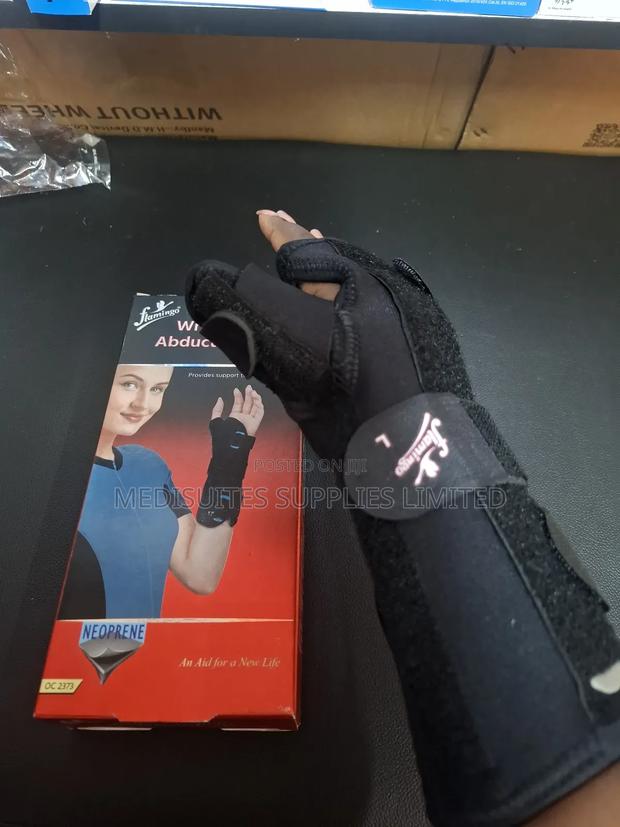 Adjustable Wrist Splint  .
