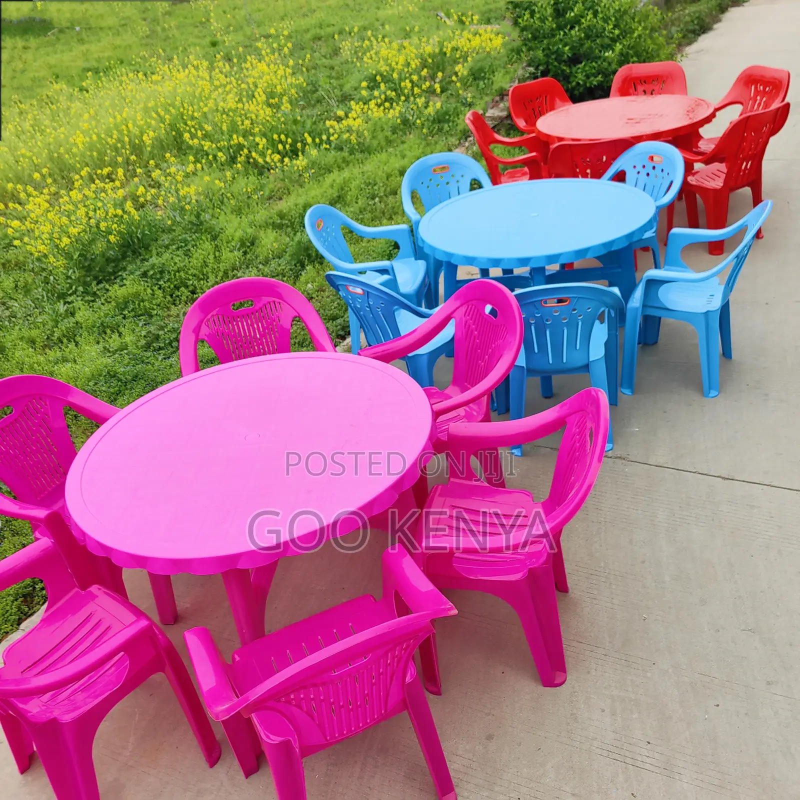 Outdoor Dining Set; 4-Seater Plastic Chairs With a Round Plastic Table