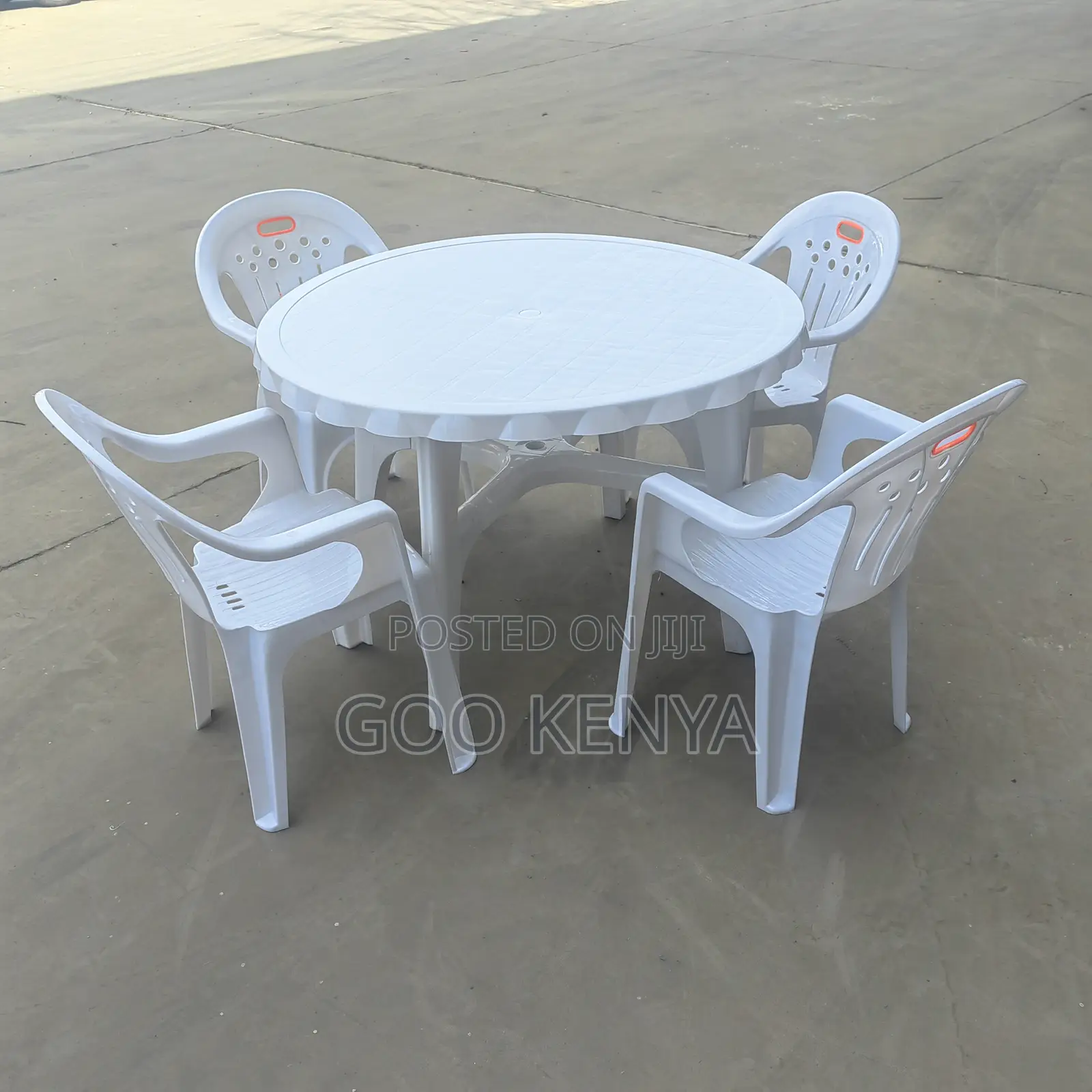 Outdoor Dining Set; 4-Seater Plastic Chairs With a Round Plastic Table