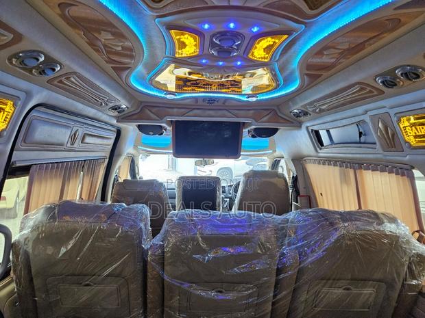 Toyota Grand HiAce 2018 Silver - thumbnail 3