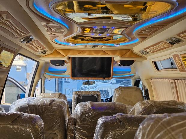 Toyota Grand HiAce 2018 Silver - thumbnail 4