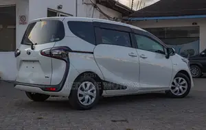 Toyota Sienta 1.5 Hybrid FWD 2018 Off white