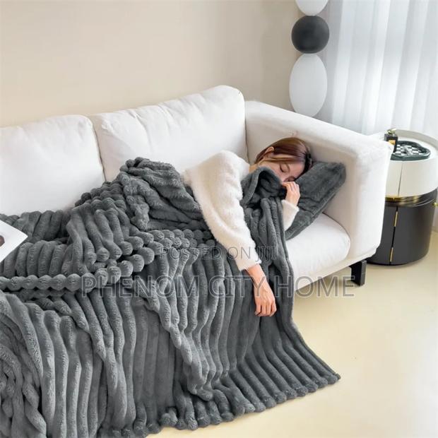 Warm Chunky Fleece Blankets - thumbnail 3