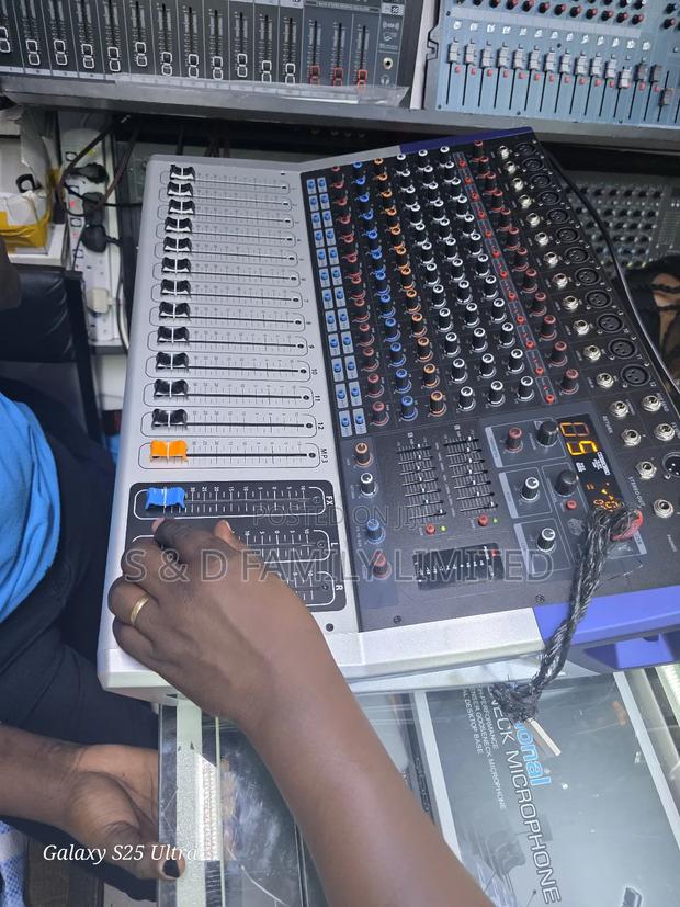 Si Kv120 Twelve Channels Powered Pro Mixer